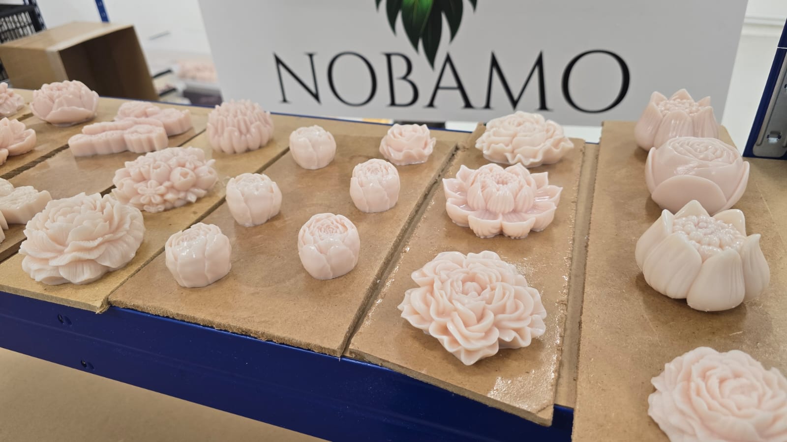 Galerie de bougies artisanales de différentes formes et couleurs