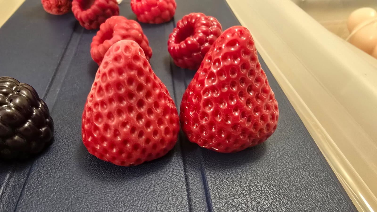 Fraises en cire avant et après le vernissage final côte à côte