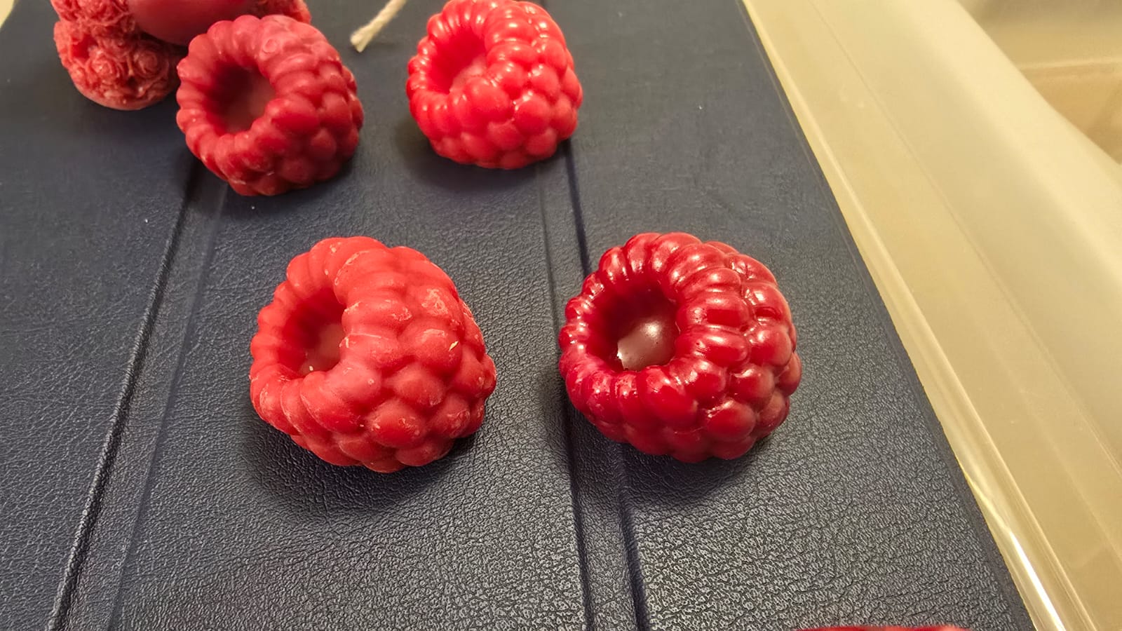 Comparaison d'une framboise avant et après vernissage côte à côte