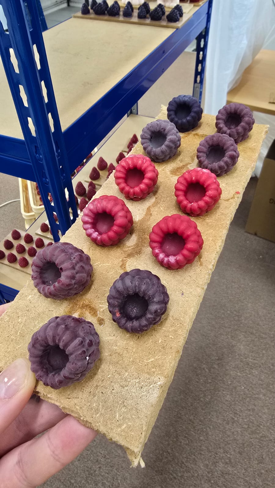 Bougies en cire en forme de framboises avant vernissage, surface mate
