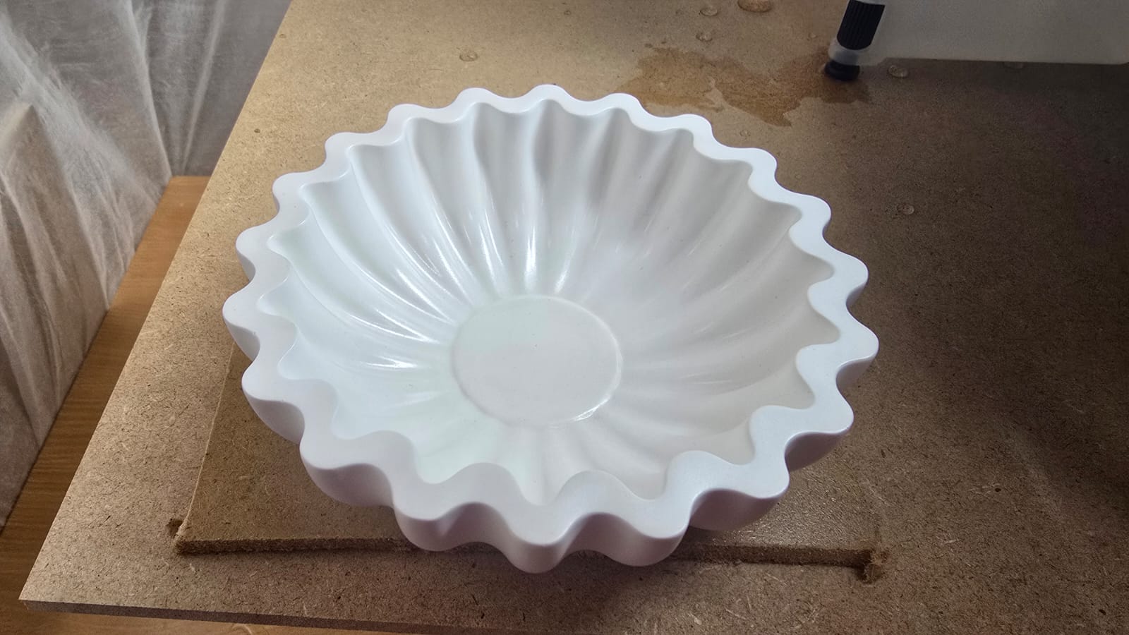 Récipient blanc de bougie après la première couche acrylique, couleur saturée