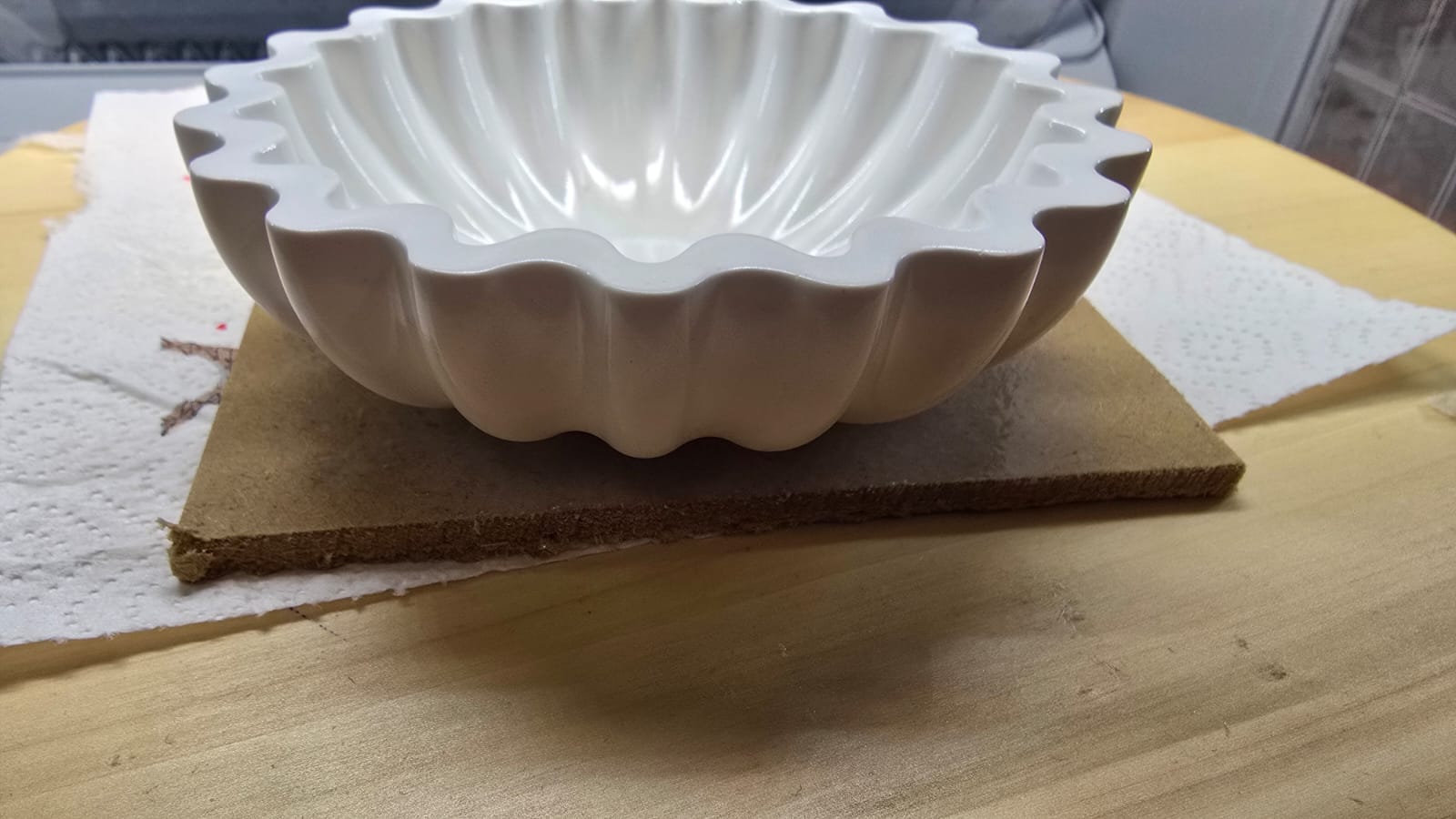 Récipient blanc après le laquage final — vue détaillée de la surface
