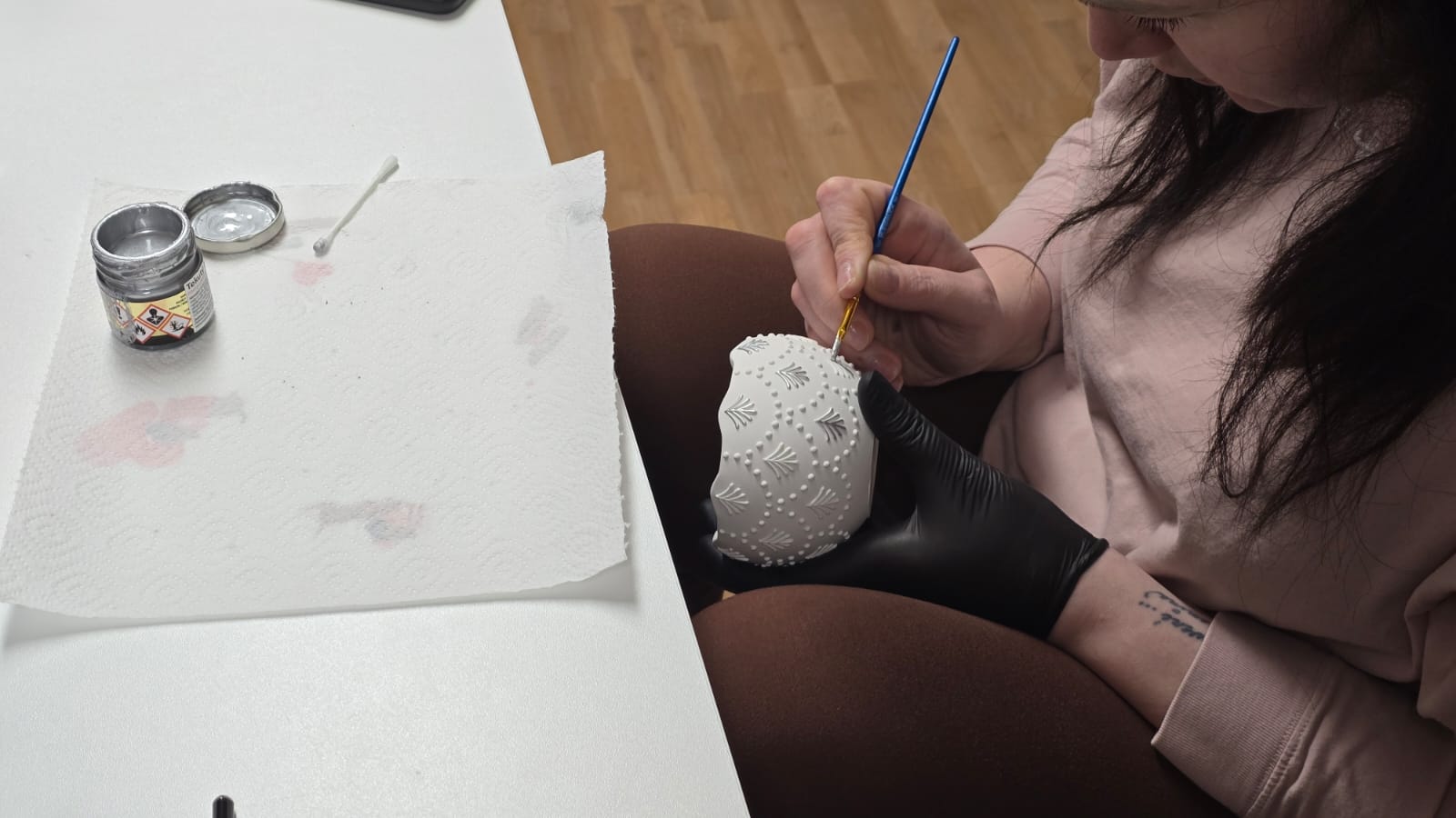 Peinture à la main d'ornements argentés au pinceau fin