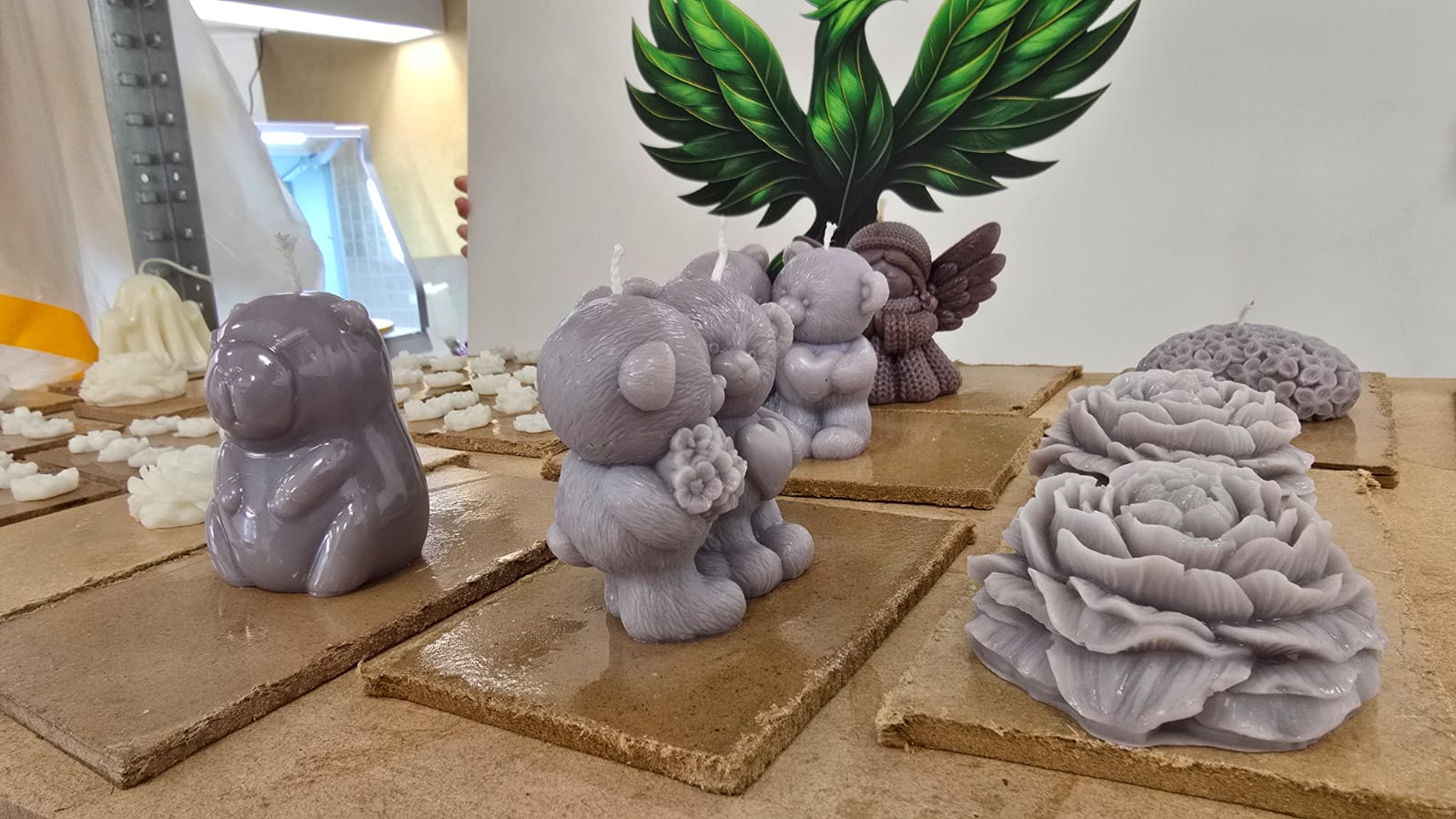 Bougies sculpturales coulées à la main exposées comme décoration