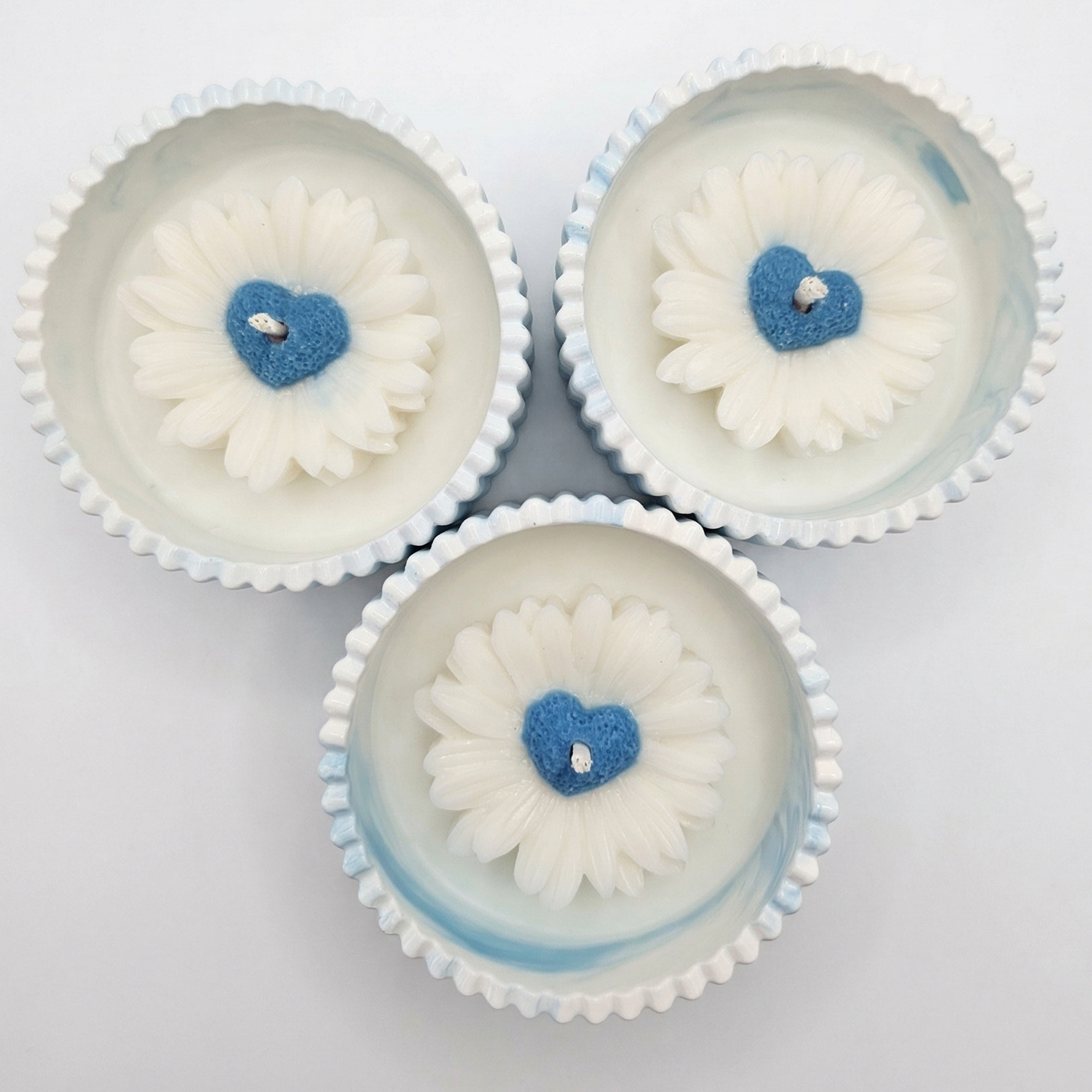 Bougie Marguerite dans les nuages - Blanc / Bleu / Mangue, Citron vert