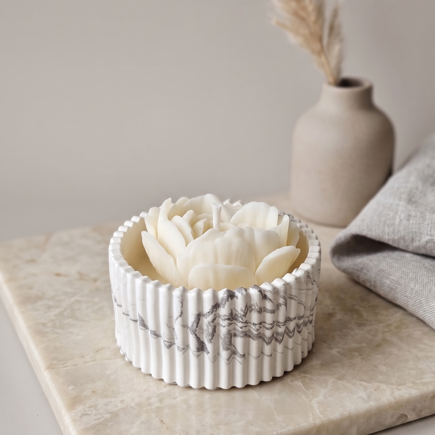 Bougie Carrara - Pivoine / Blanc / Argent / Citron vert, Mangue