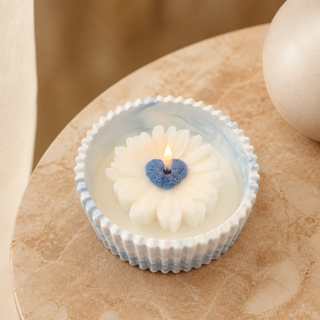 Bougie Marguerite dans les nuages - Blanc / Bleu / Mangue, Citron vert